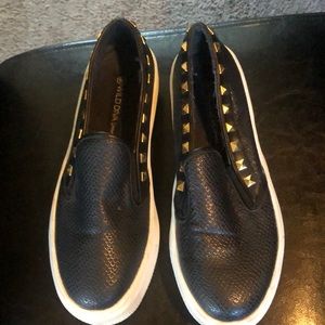 Women’s size 6 1/2 slip on sneakers